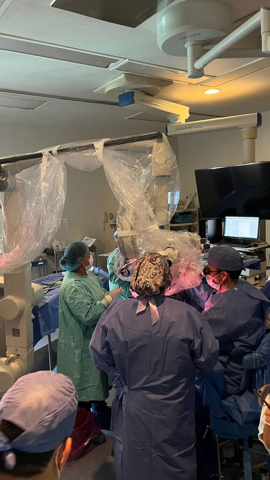 Dr. Serrano junto a su equipo médico